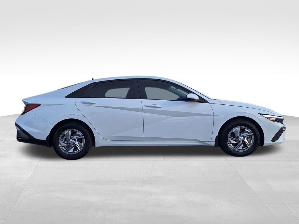 2025 Hyundai Elantra SE photo 2