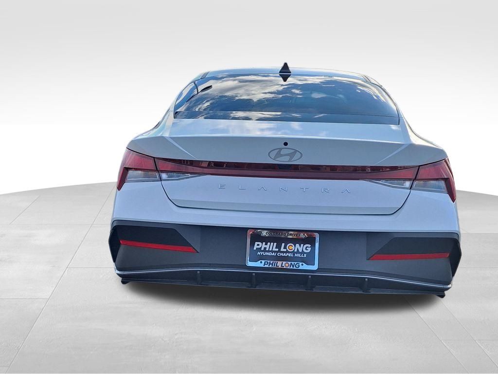 2025 Hyundai Elantra SE photo 4