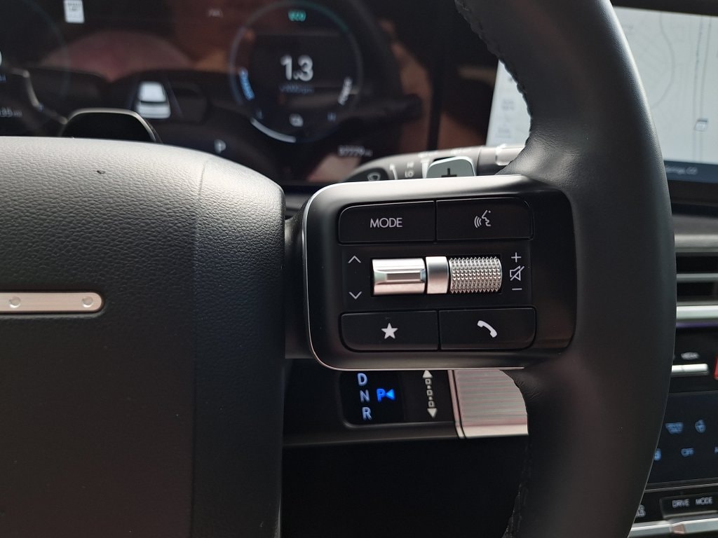 2025 Hyundai Santa Fe Limited - Photo 18
