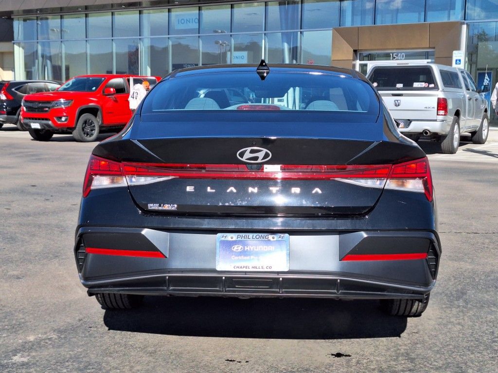 2024 Hyundai Elantra SEL Convenience photo 3