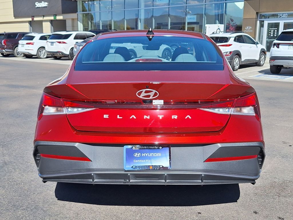 2024 Hyundai Elantra SEL photo 3