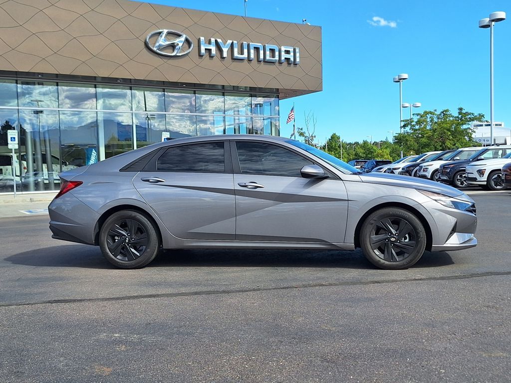 2023 Hyundai Elantra SEL photo 2