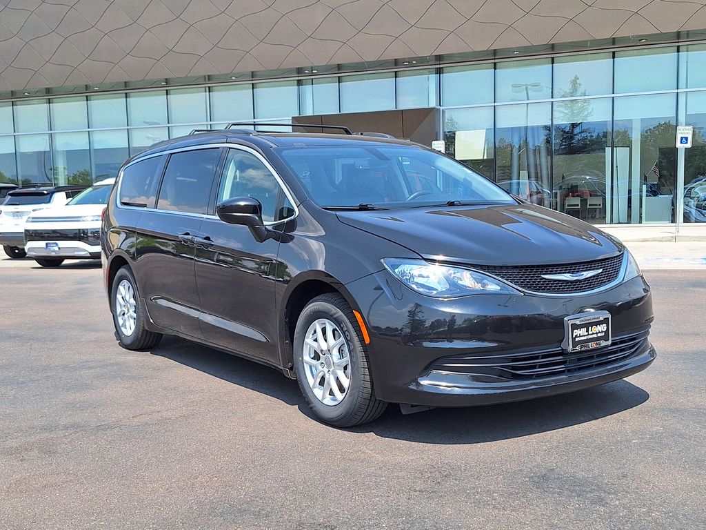 2020 Chrysler Voyager LXI's photo