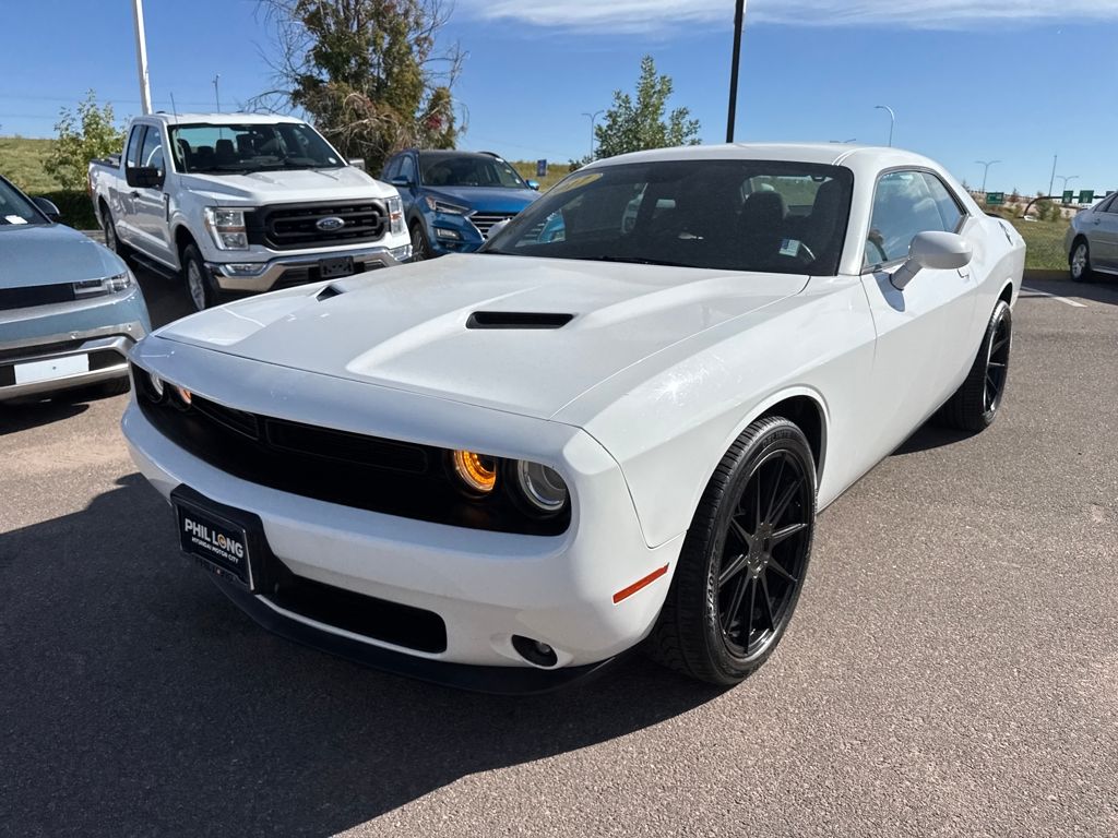 2017 Dodge Challenger SXT photo 3