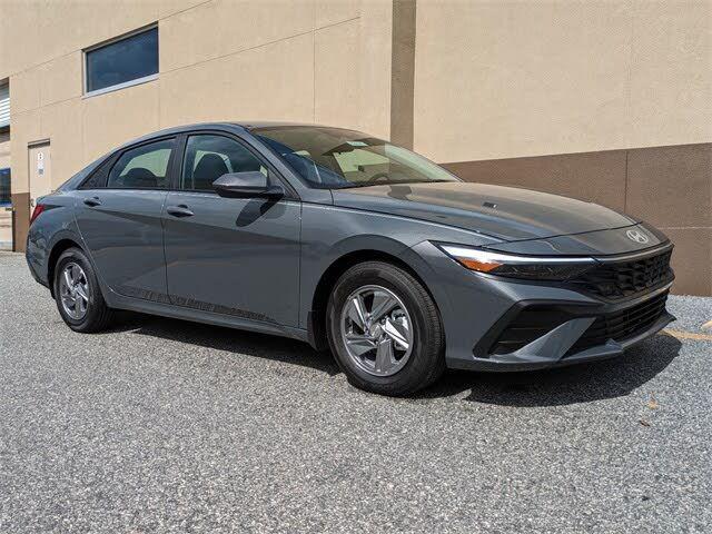 2025 Hyundai Elantra SE's photo