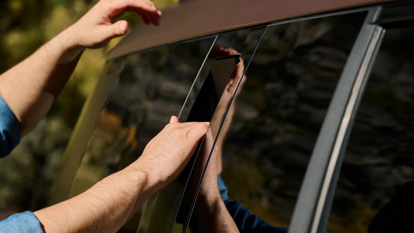 SANTA FE C-pillar assist handle in use