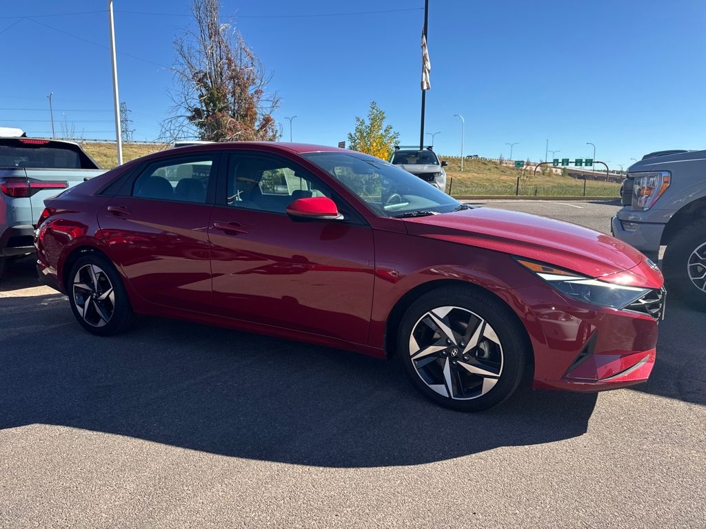 2023 Hyundai Elantra SEL photo 2