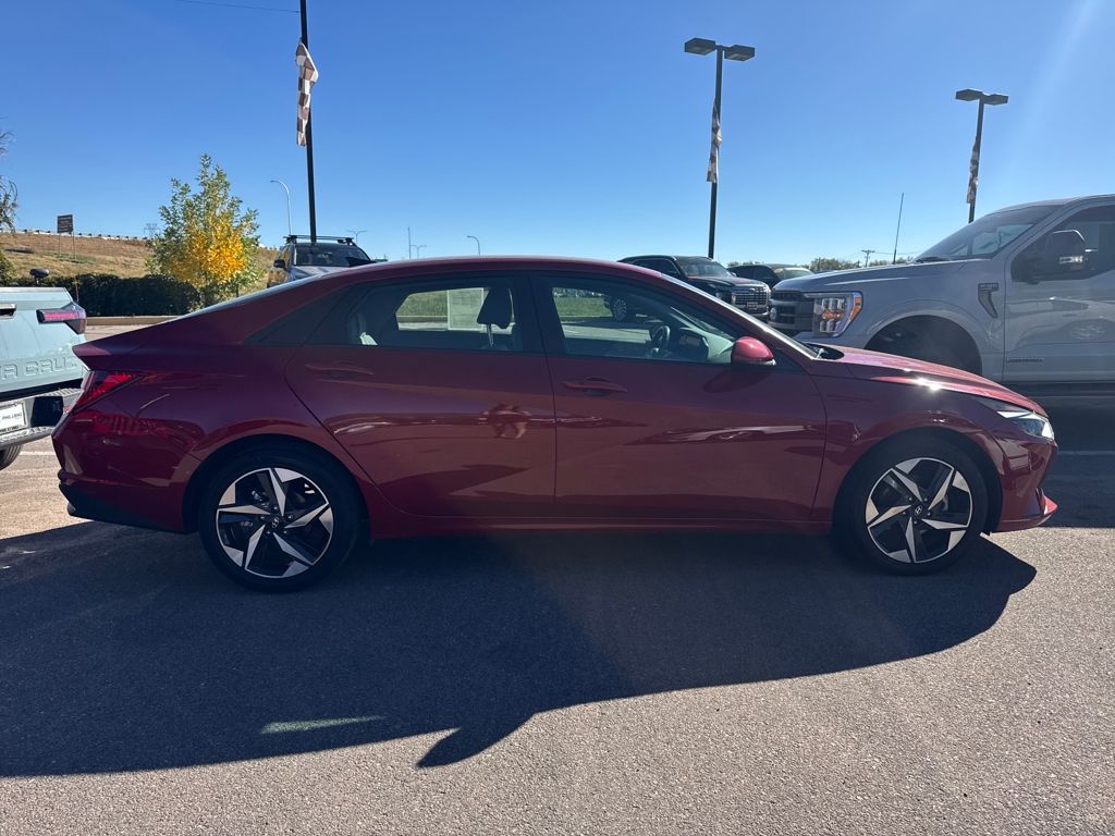 2023 Hyundai Elantra SEL photo 3