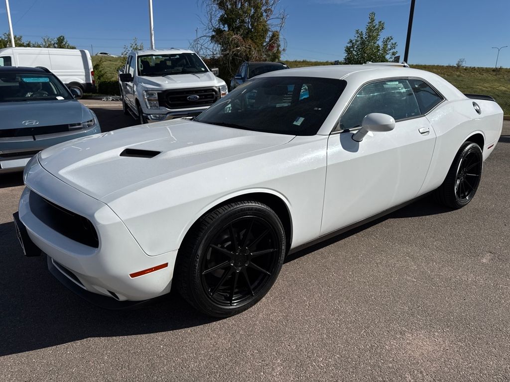 2017 Dodge Challenger SXT photo 2