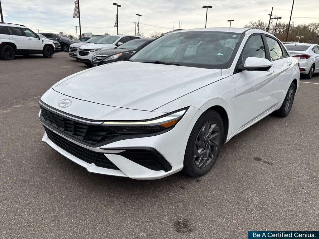2024 Hyundai Elantra SEL photo 2
