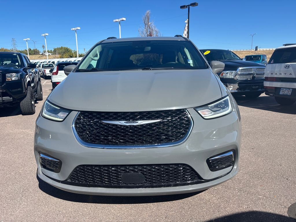 2022 Chrysler Pacifica Touring L photo 3