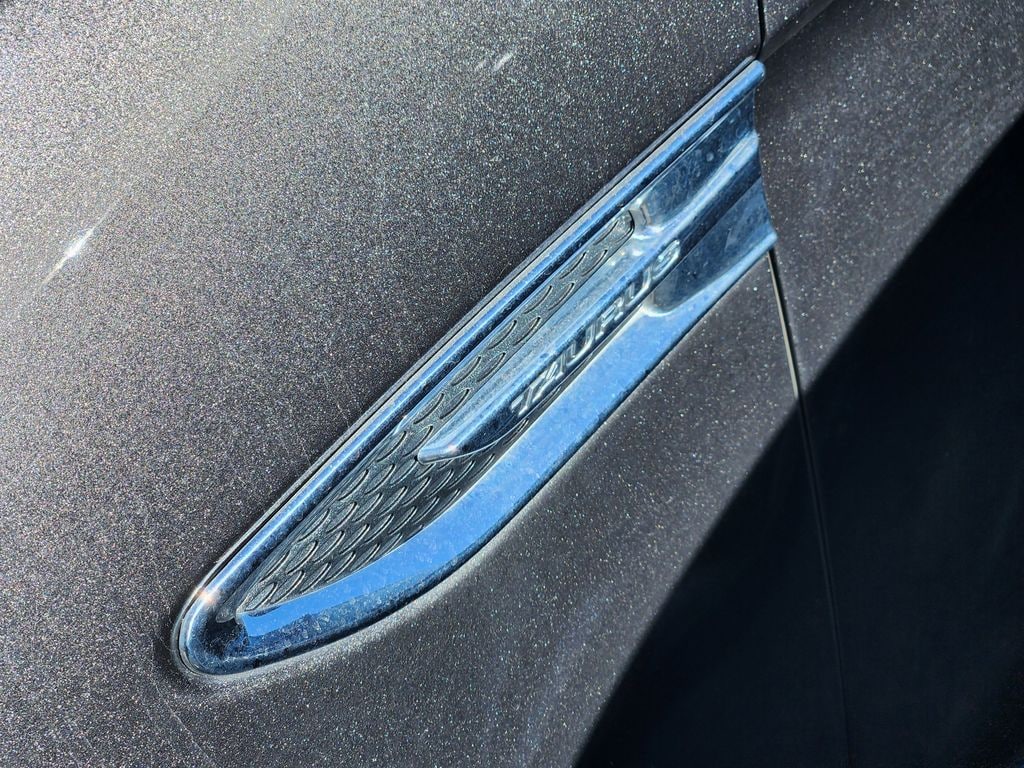 2015 Ford Taurus SEL photo 2