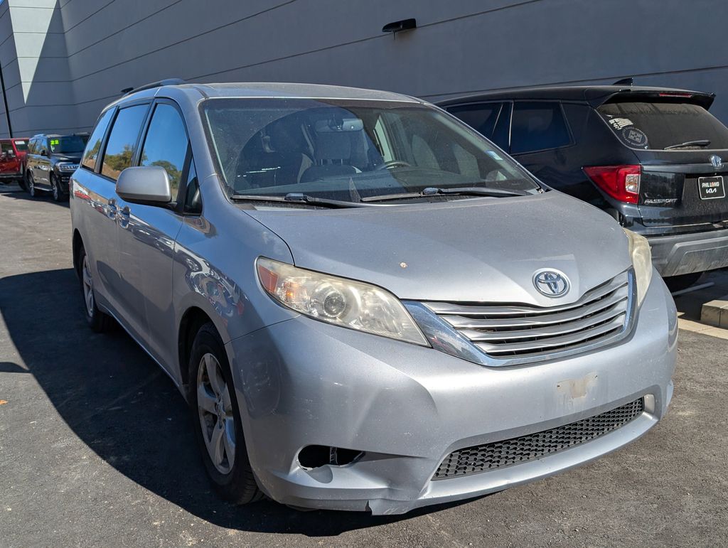 2015 Toyota Sienna LE photo 3
