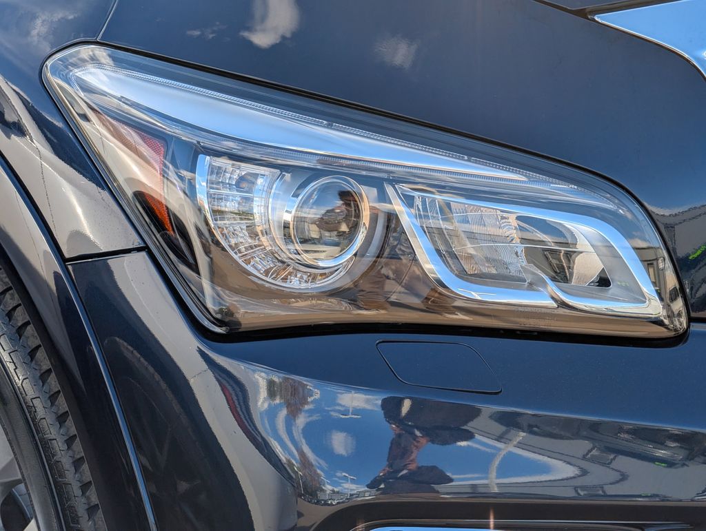 2016 Infiniti QX80 photo 2