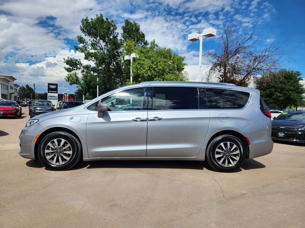 2021 Chrysler Pacifica Hybrid Touring L photo 4