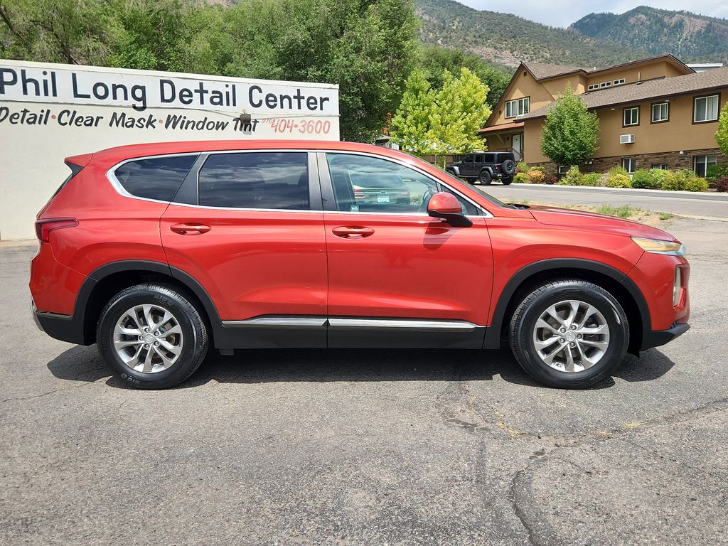 2019 Hyundai Santa Fe SE photo 2