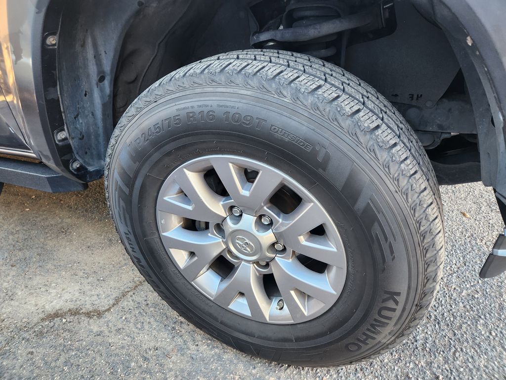 2018 Toyota Tacoma SR5 TRD Sport photo 4