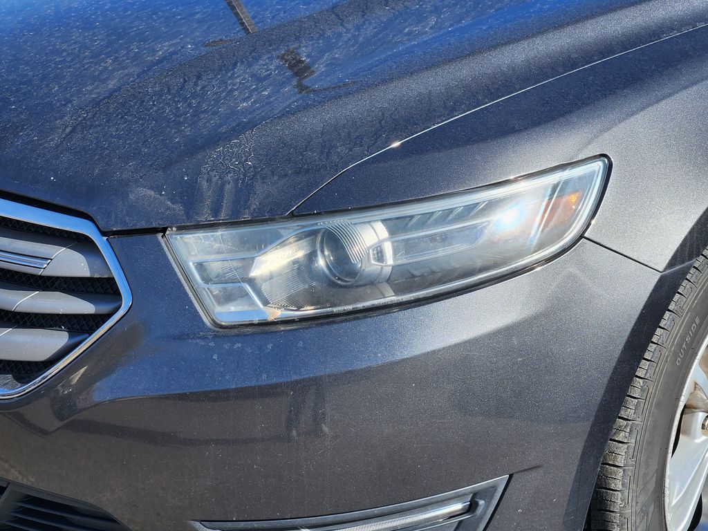 2015 Ford Taurus SEL photo 3