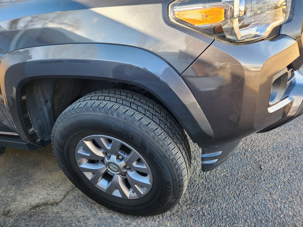 2018 Toyota Tacoma SR5 TRD Sport photo 3