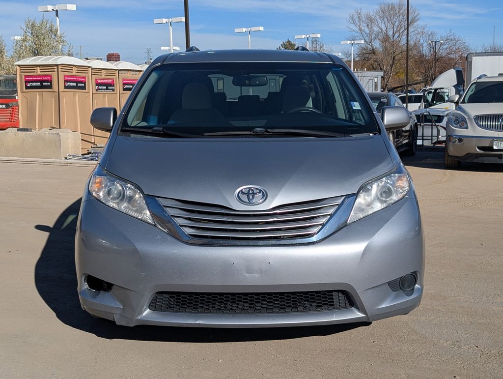 2015 Toyota Sienna LE photo 2