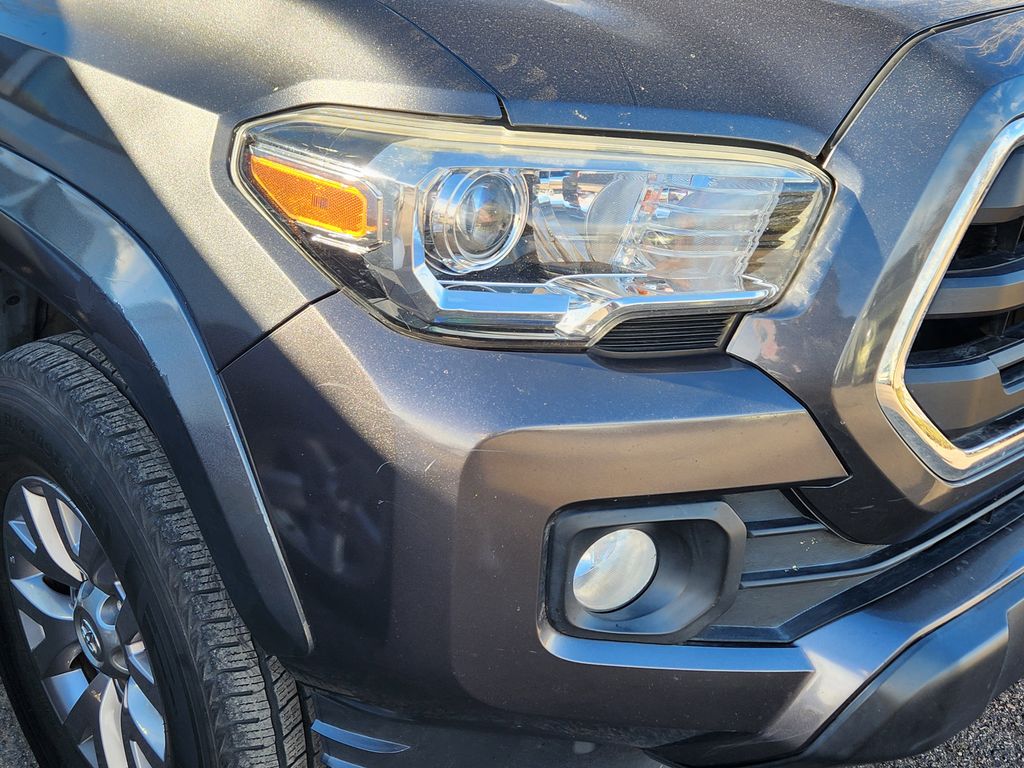 2018 Toyota Tacoma SR5 TRD Sport photo 2