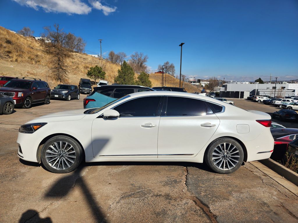 2019 Kia Cadenza Premium photo 3