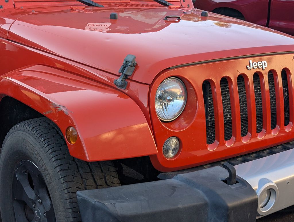 2015 Jeep Wrangler Unlimited Sahara photo 2