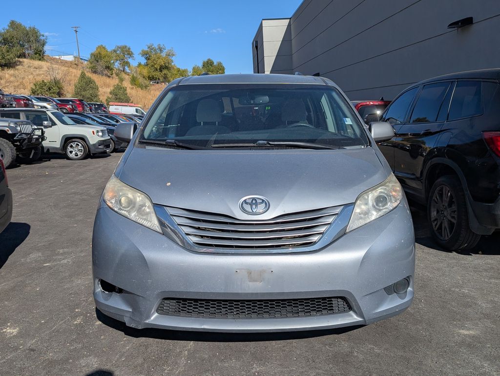2015 Toyota Sienna LE photo 2