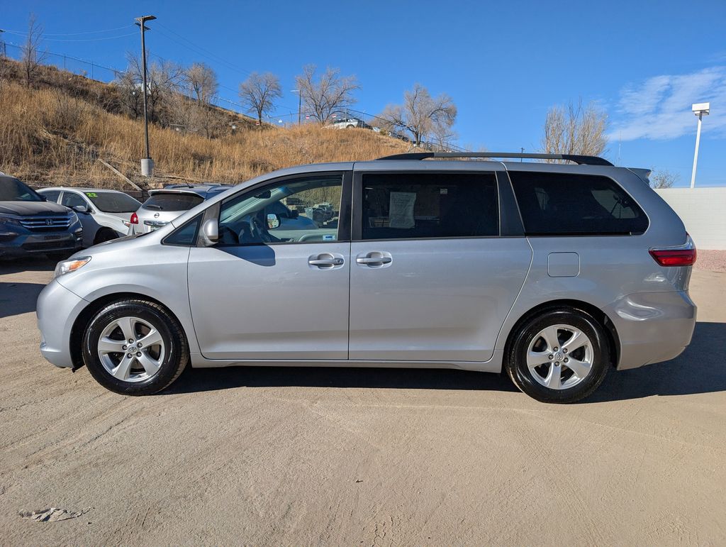 2015 Toyota Sienna LE photo 4