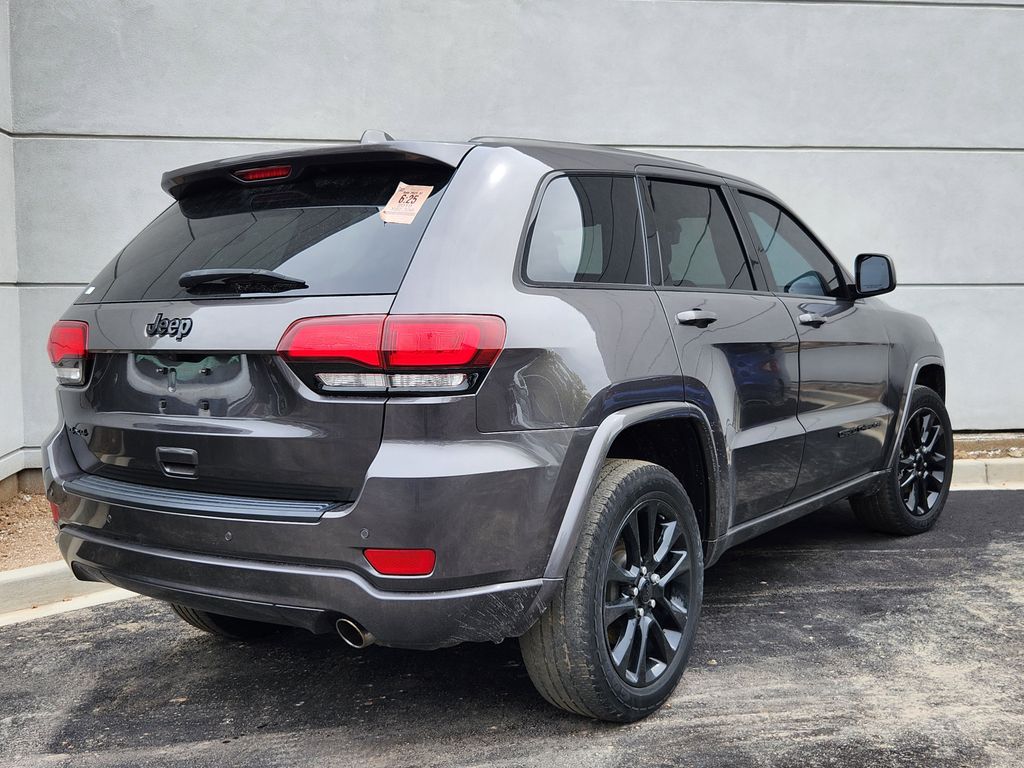 2019 Jeep Grand Cherokee Laredo photo 2