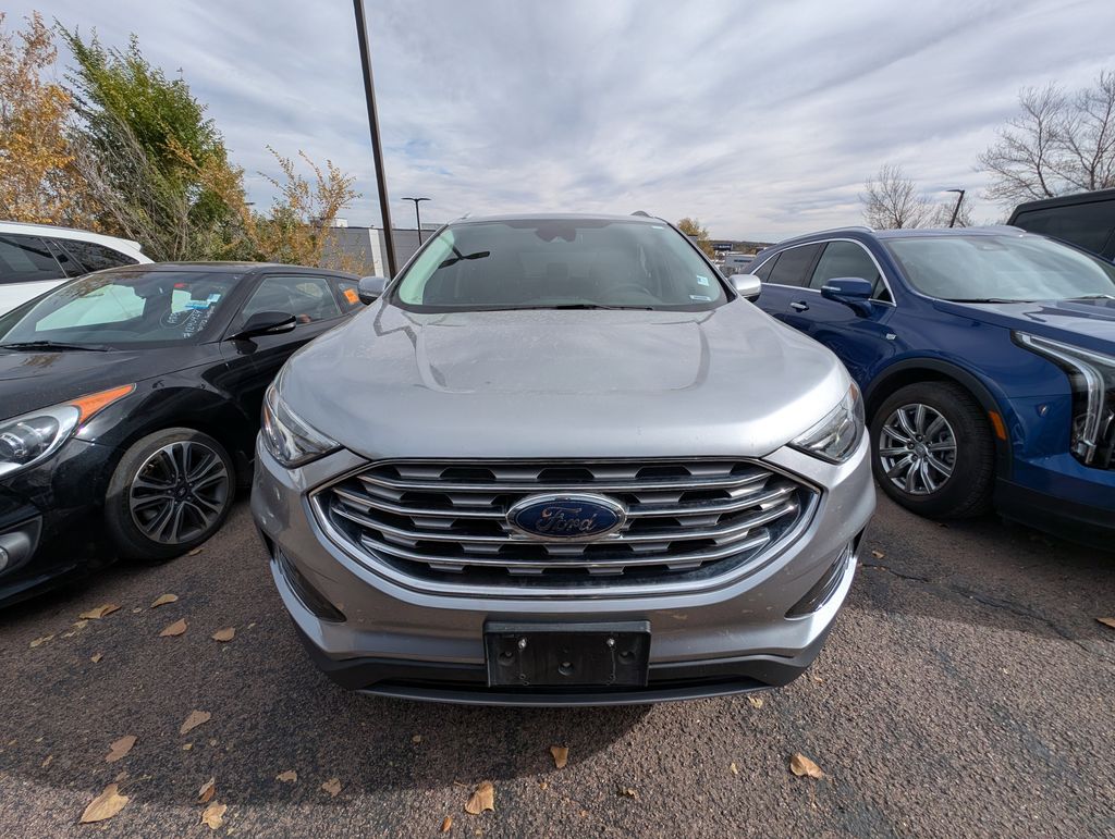 2022 Ford Edge SEL photo 2