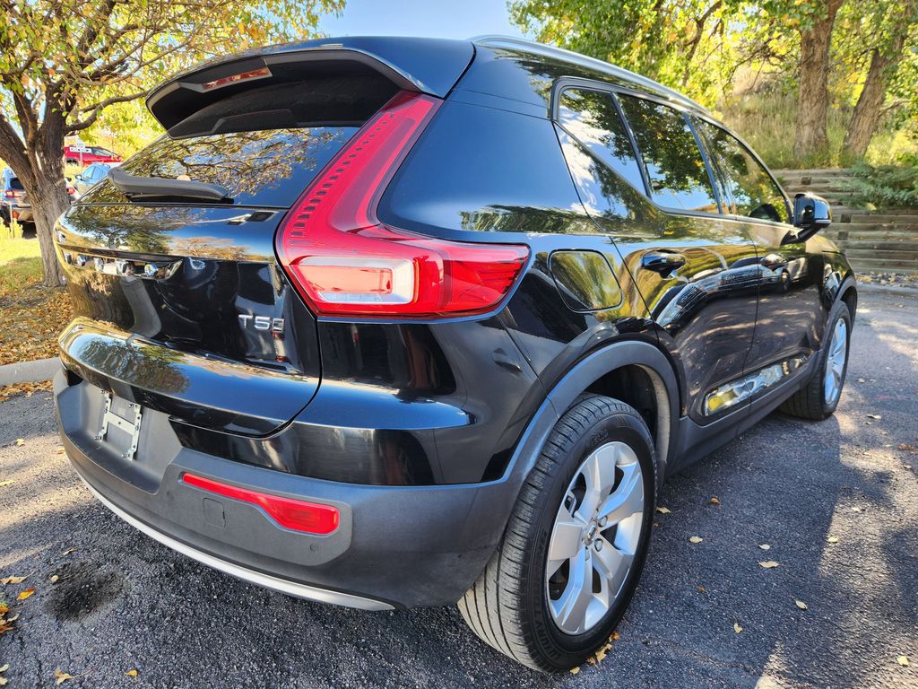 2021 Volvo XC40 T5 Momentum photo 2
