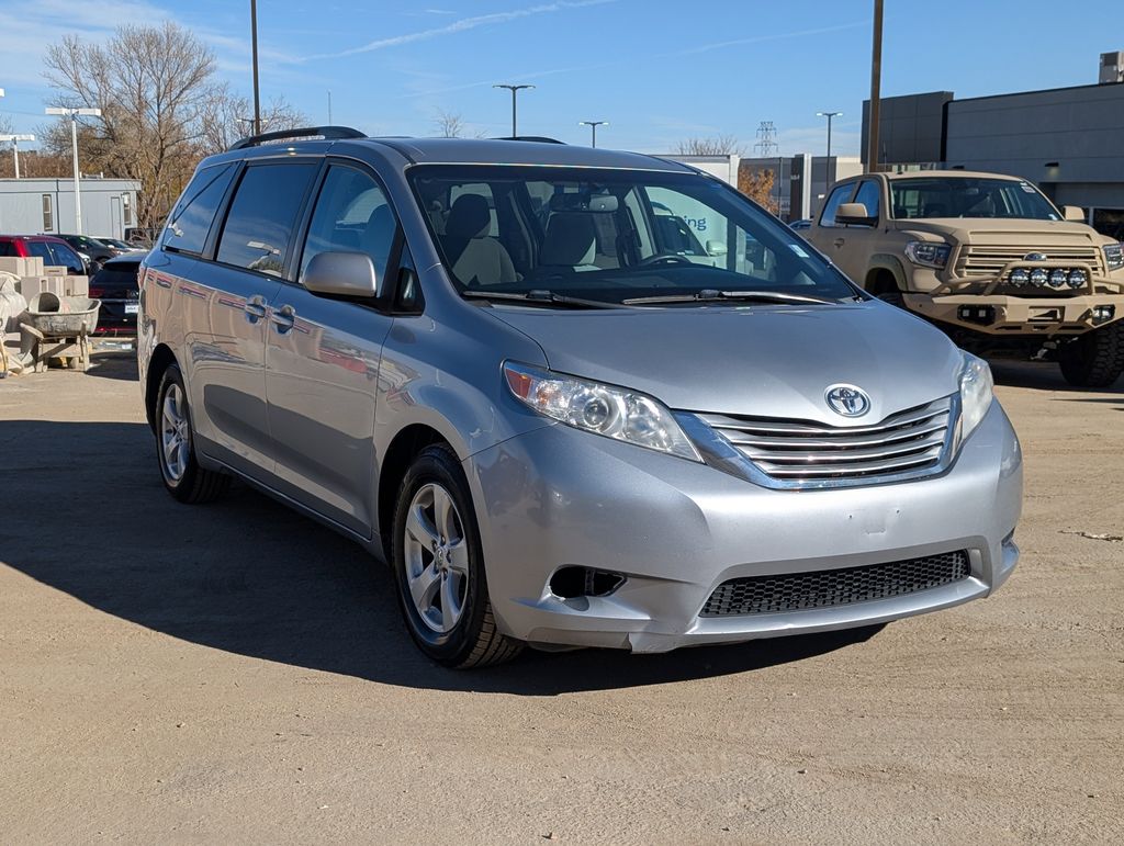 2015 Toyota Sienna LE photo 3