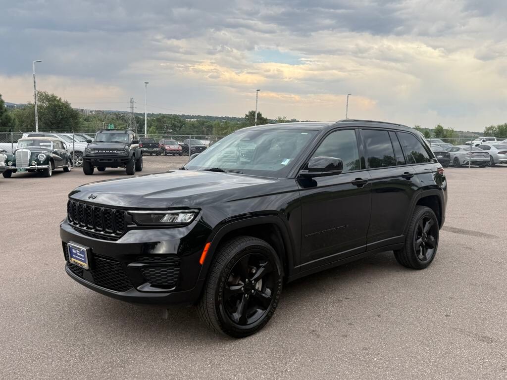2023 Jeep Grand Cherokee Laredo photo 3