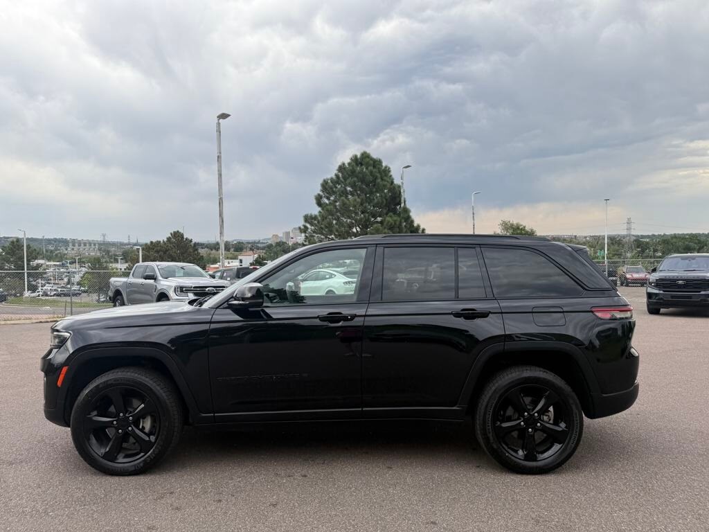 2023 Jeep Grand Cherokee Laredo photo 4