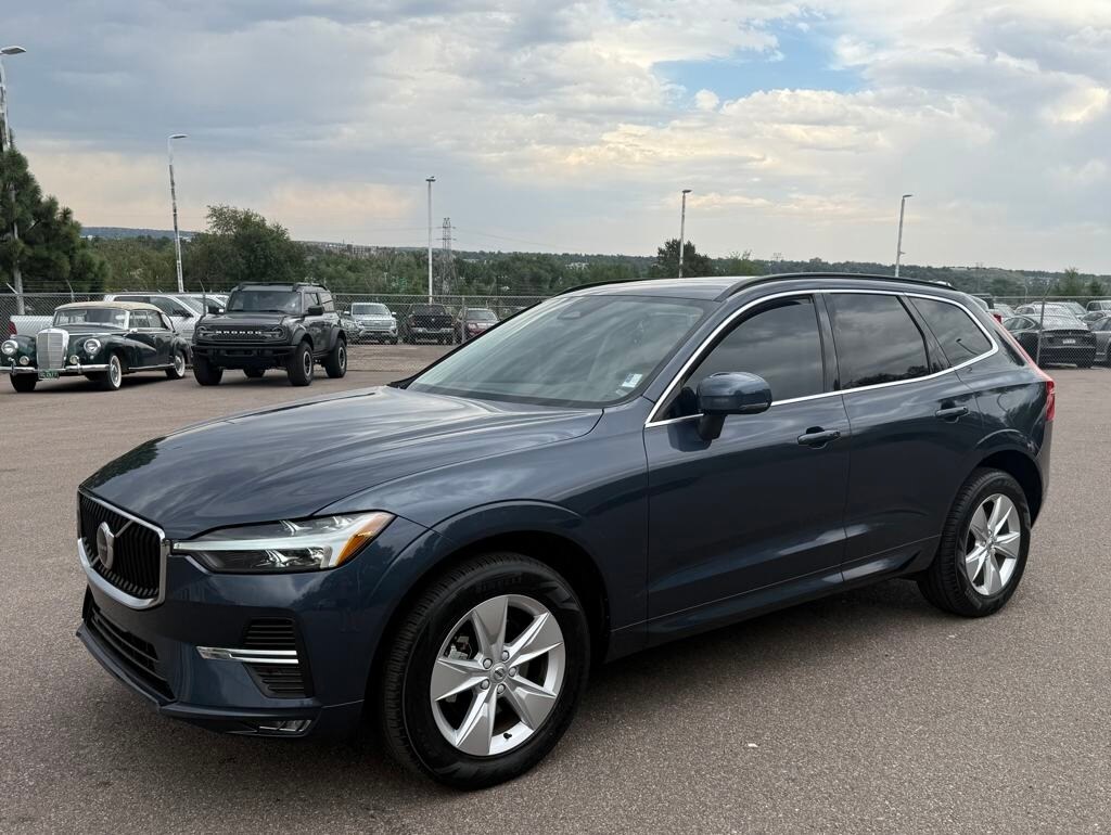 2022 Volvo XC60 B5 Momentum photo 2