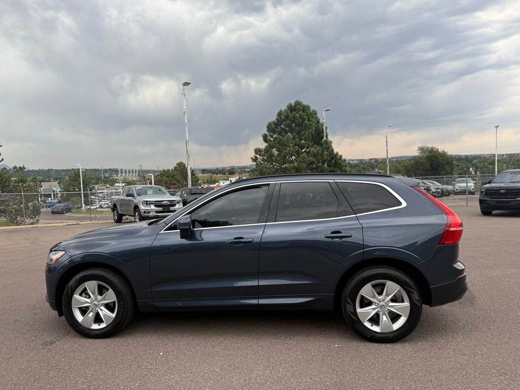 2022 Volvo XC60 B5 Momentum photo 3