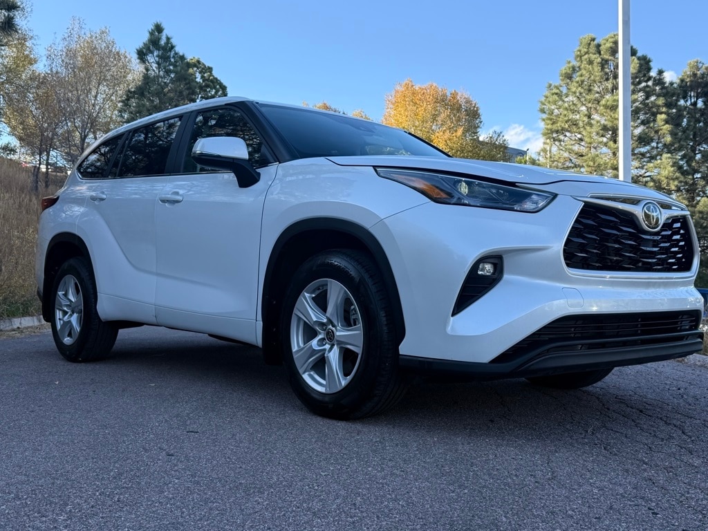 2023 Toyota Highlander LE's photo