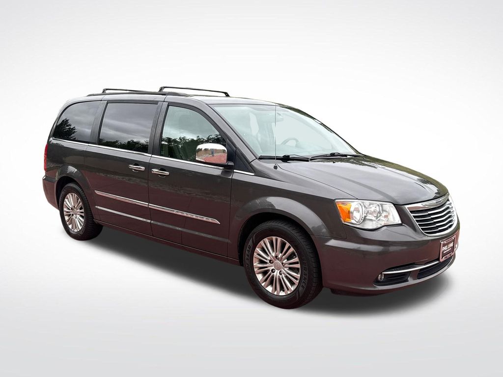 2015 Chrysler Town & Country Touring-L's photo