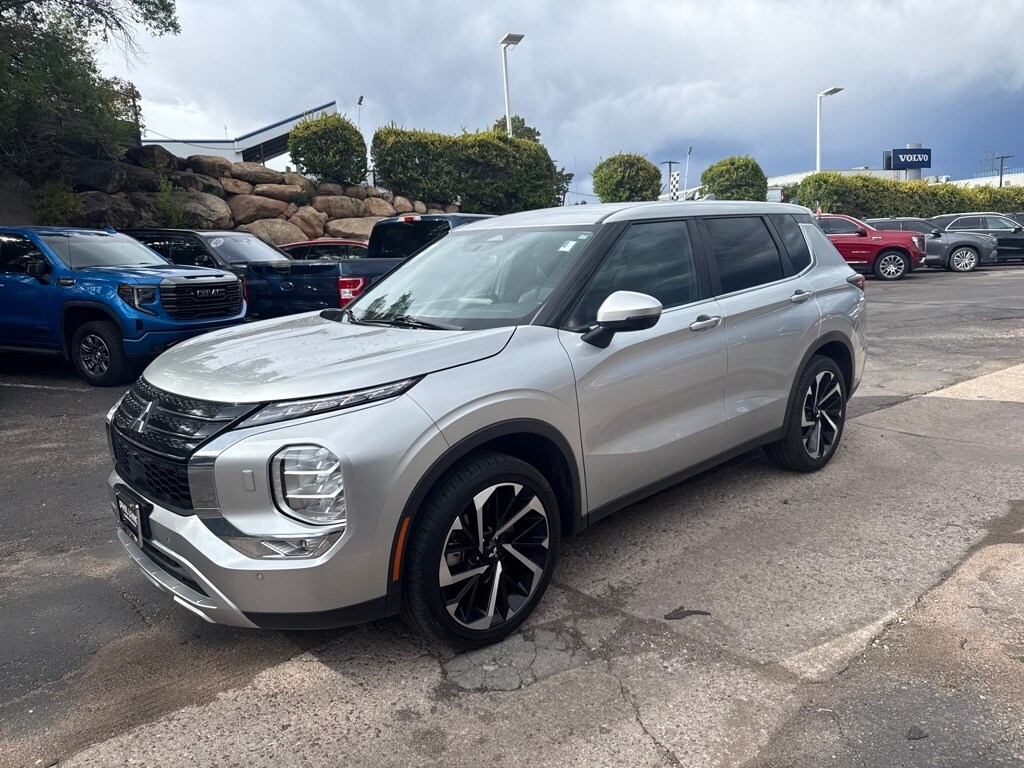 2023 Mitsubishi Outlander SE photo 2