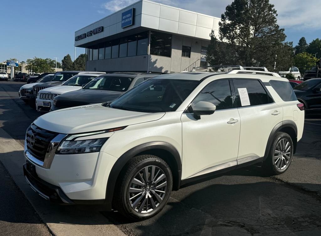 2023 Nissan Pathfinder SL photo 3