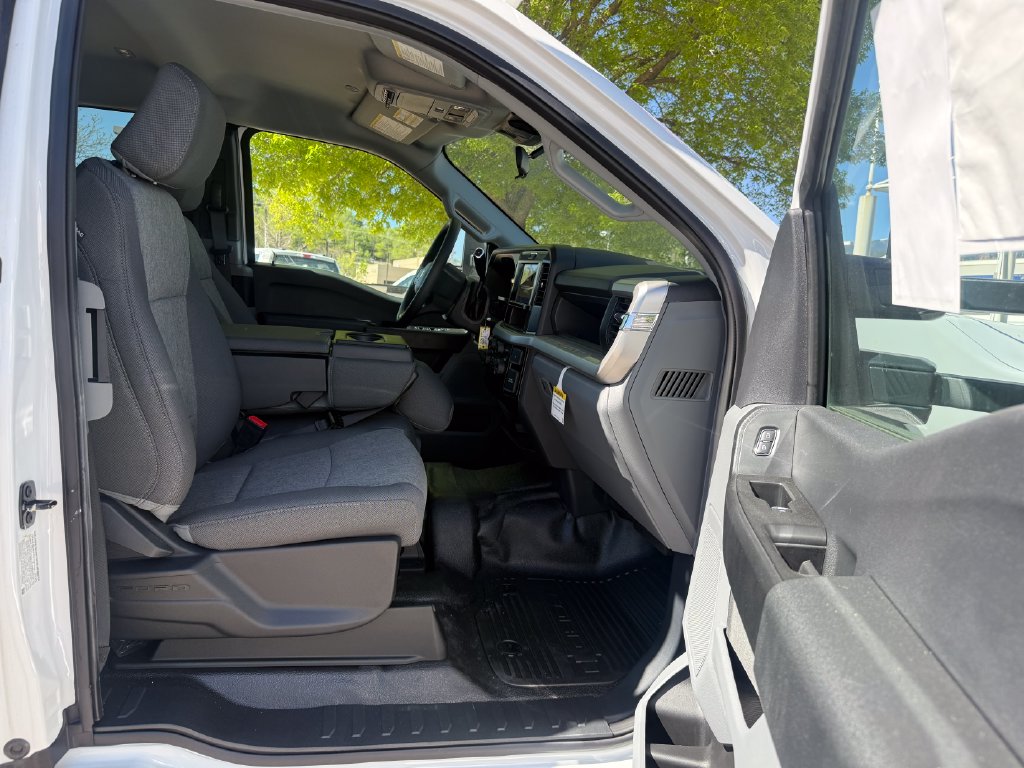 2025 Ford F-550 Super Duty Chassis Cab XL - Photo 24