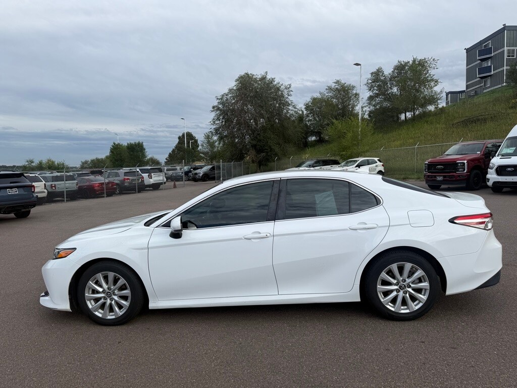 2019 Toyota Camry LE photo 2