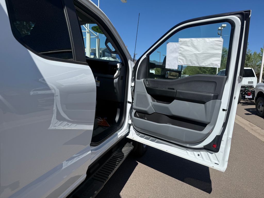 2025 Ford F-550 Super Duty Chassis Cab XL - Photo 23