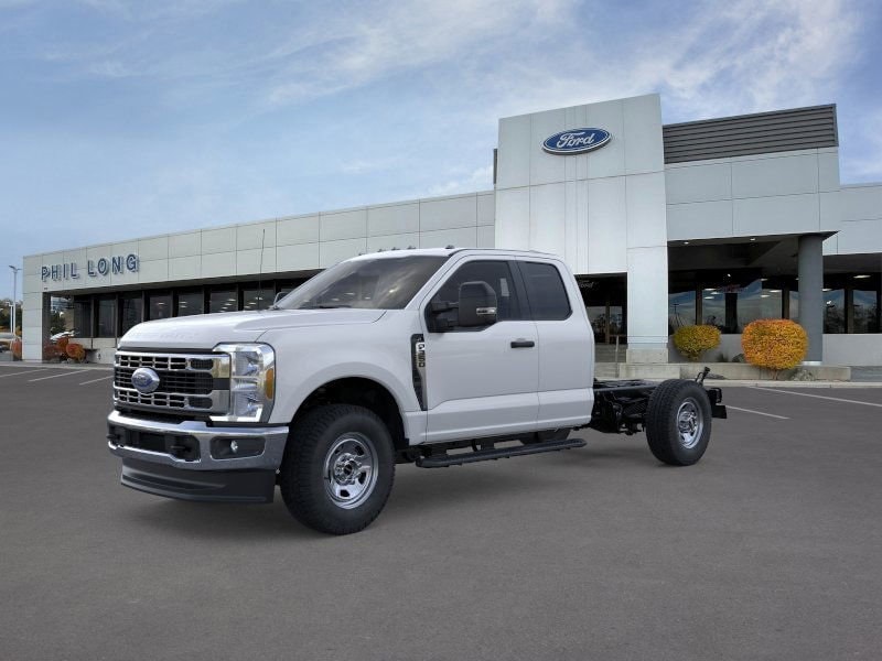 2025 Ford F-350 Super Duty Chassis Cab XL's photo