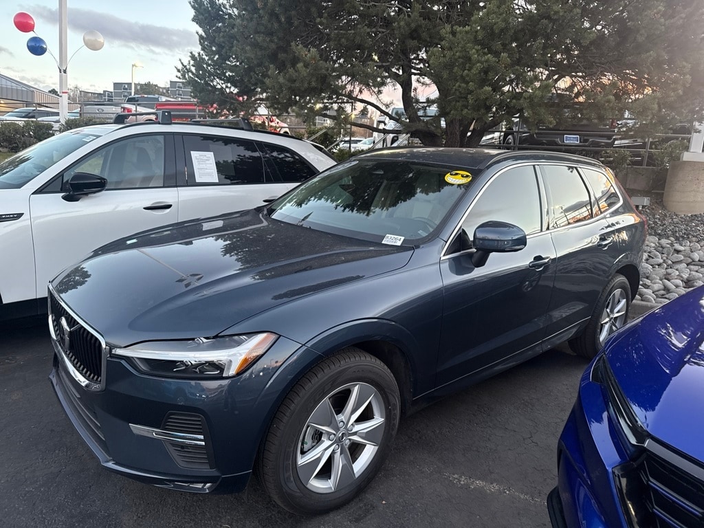 2022 Volvo XC60 Momentum's photo