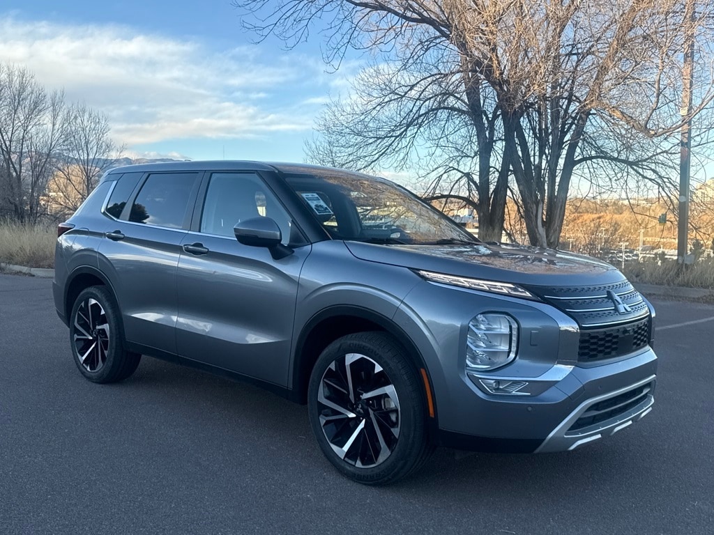 2024 Mitsubishi Outlander SE's photo