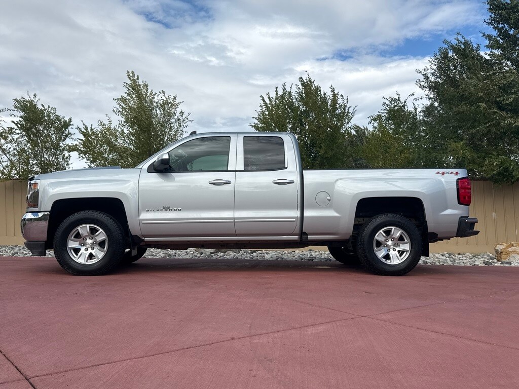 2017 Chevrolet Silverado 1500 LT photo 4