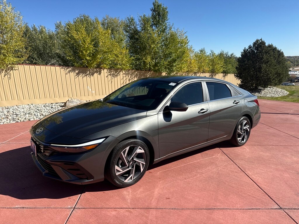 2024 Hyundai Elantra SEL Convenience photo 3