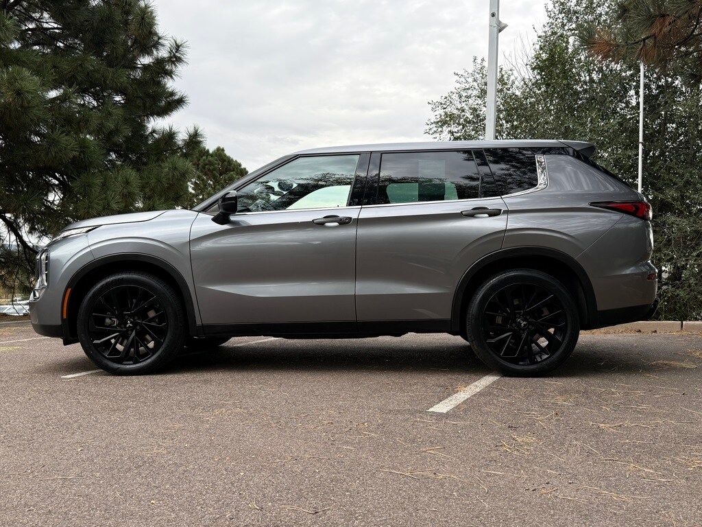 2022 Mitsubishi Outlander Black Edition photo 4